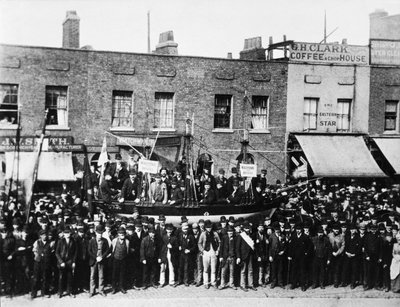 Londoner Dockstreik, 1889 von English Photographer